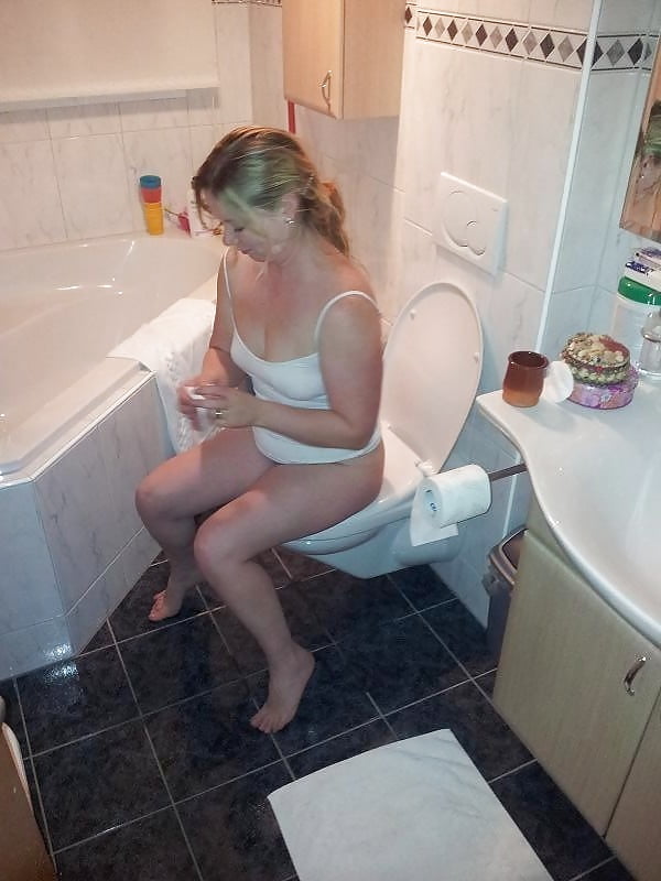 Moms On The Toilet 25 Pics XHam