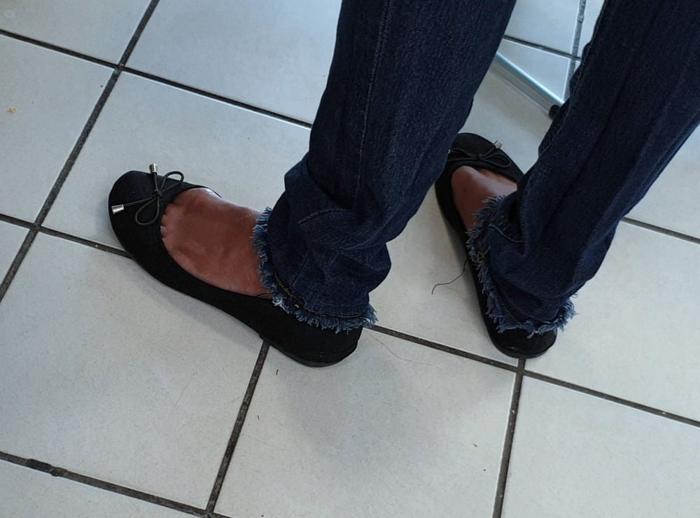 Candid feet photo #324255352