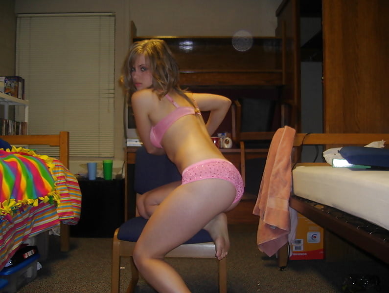 Porn image Young slut posing