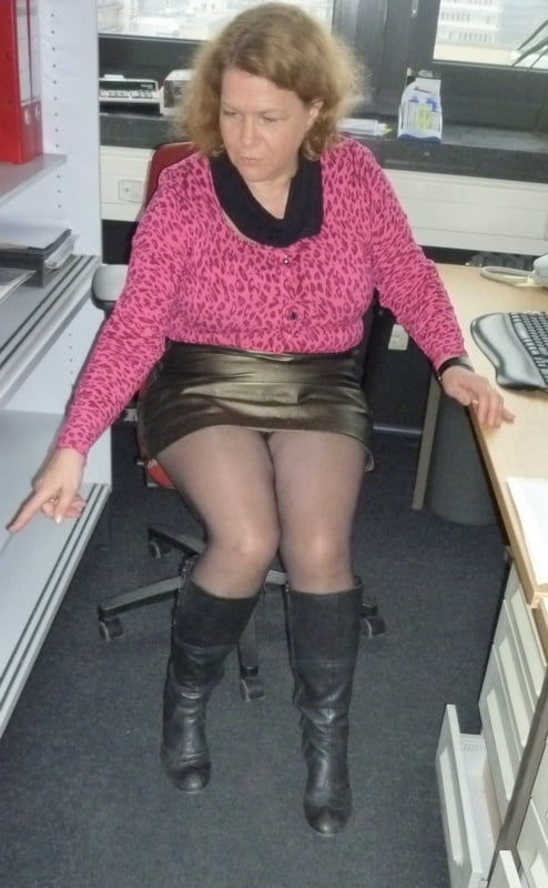 BBW Viola in leather skirt and boots - 10 Photos 