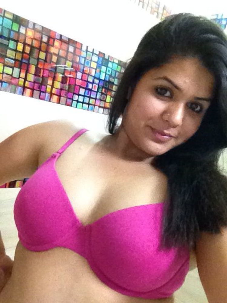 Porn image Indian chubby girl showing her small boobs and pussy