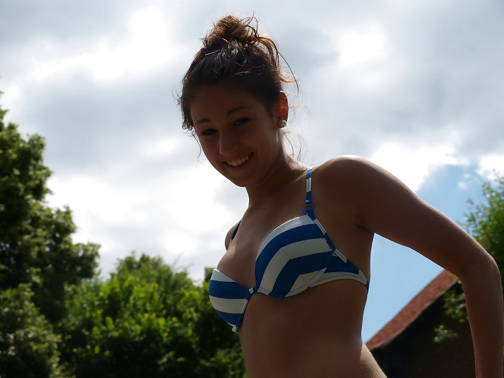 Porn image Im Garten mit der Abschlussklasse