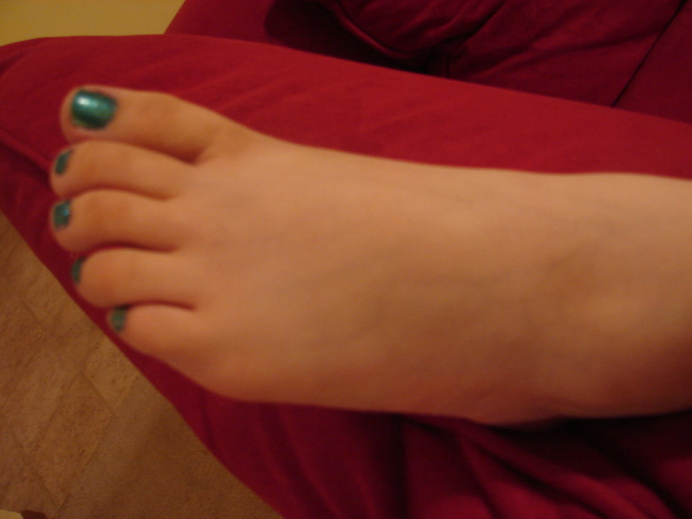 Tons of blue toes and feet! - 20 Photos 
