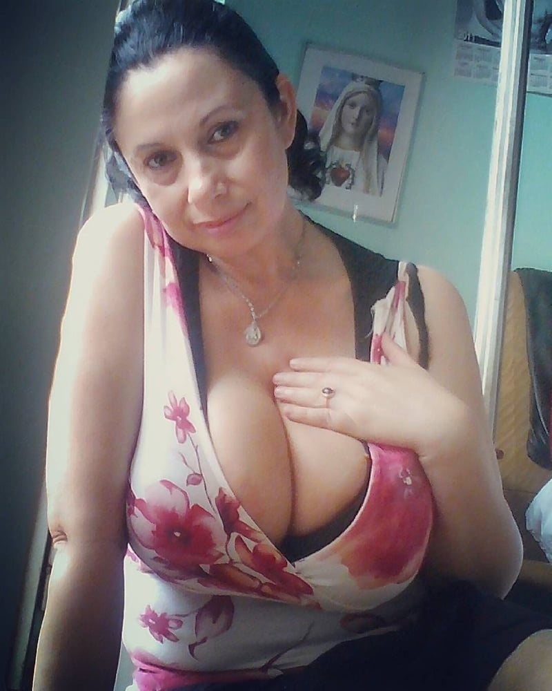 pov big boobs cleavage selfie