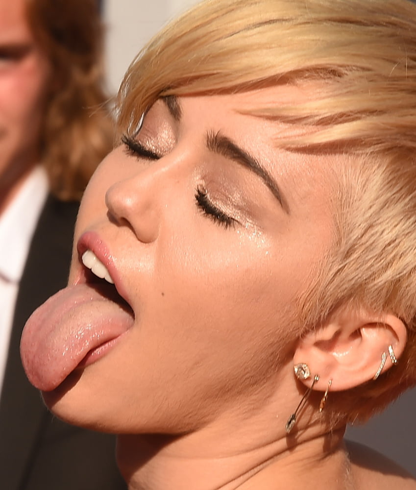 Miley Cyrus Tongue 41 Pics Xhamster 2703