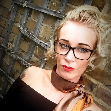 Tattooed British Mature Milf Mom Lynn - Selfies