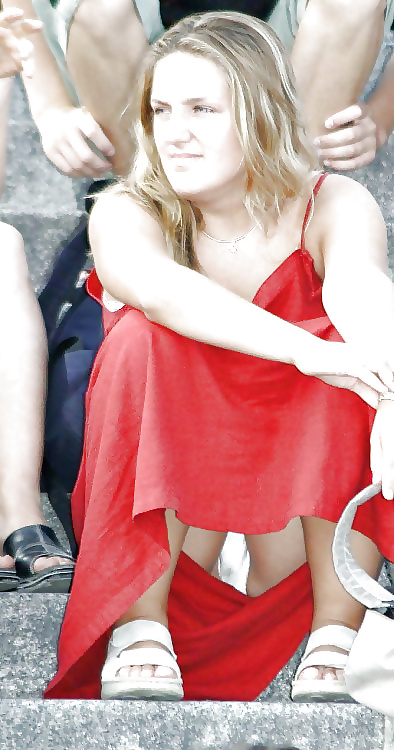 Porn image Candid young slut : upskirt