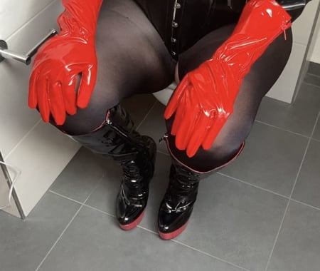 black and red fetish pissing         