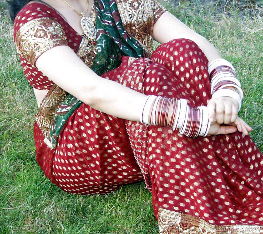 Porn image Indian outdoor saree strip