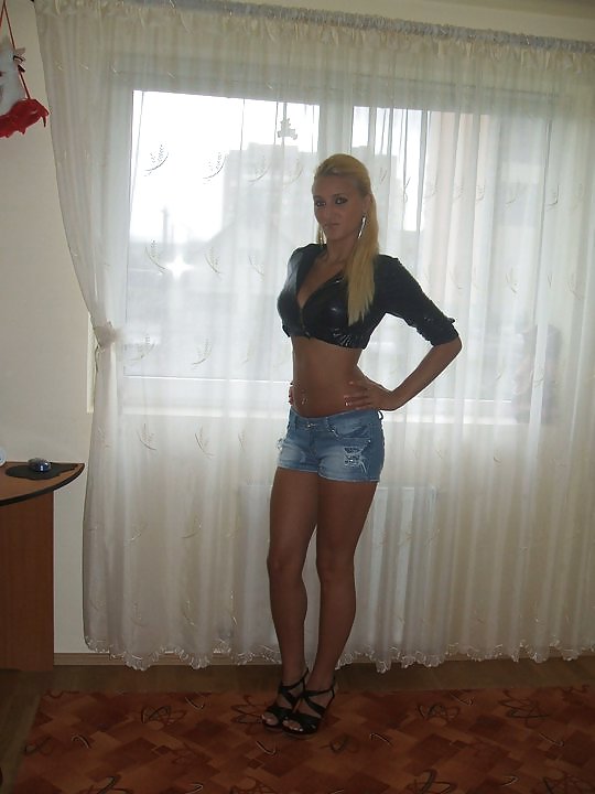 Porn image amateur blond babe with sexy legs